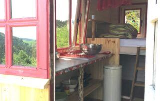 Roulotte en bois dans un écrin de nature