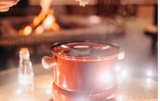 Soirée fondue dans une cabane-refuge de la montagne d’Ardèche Soirée fondue dans une cabane-refuge de la montagne d’Ardèche