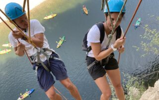 Rappel magique au dessus des canoës dans les gorges de l’Ardèche © Kayacorde 
