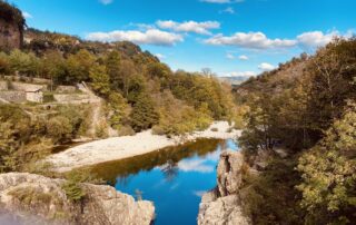 Paysage bucolique autour de ce pont magique chargé d’histoire © Kayacorde 