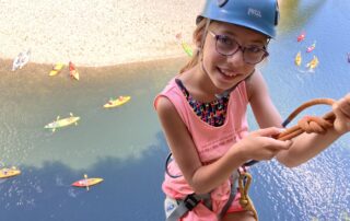 Rappel magique au dessus des canoës kayaks multicolores © Kayacorde 