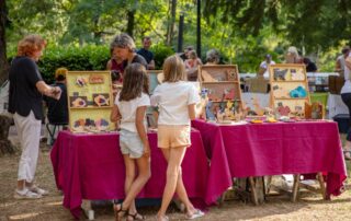 Burzet – marché lundis du terroir et du savoir – objets artisanaux en bois ©sourcesetvolcans © sourcesetvolcans