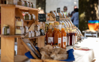 Burzet – marché lundis du terroir et du savoir – miels, confitures, jus et sirops ©sourcesetvolcans © sourcesetvolcans