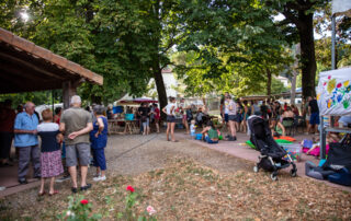 Burzet – marché lundis du terroir et du savoir – parc municipal ©sourcesetvolcans © sourcesetvolcans