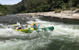 Schnelles Kanu- und Kajakfahren in den Ardèche-Schluchten