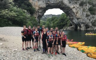 Sortie scolaire sous le pont d’Arc en canoë kayak