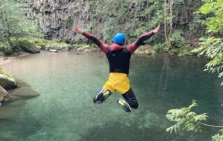 Saut canyon dans la grande vasque émeraude © Kayacorde 