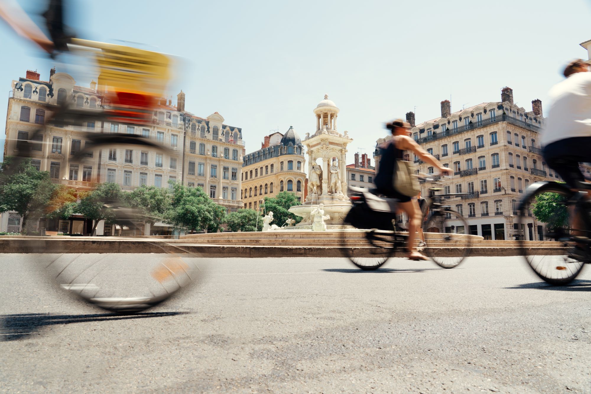 Des cyclistes devant la fontaine des Jacobins