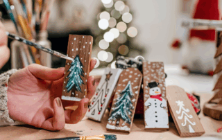 Décorations de Noël et gâteaux sur le marché