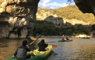 Kayacorde canoë famille en soirée sous le pont d’Arc © Kayacorde