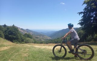 Location de tricycles, VTT, VTC AE et trottinettes AE - La Croix de Bauzon_Borne