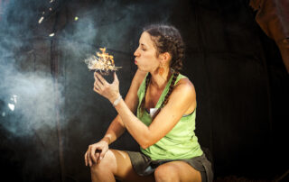 Démonstration Les secrets du feu © Séverine Baur - Aven d'Orgnac Démonstration Les secrets du feu © Séverine Baur - Aven d'Orgnac