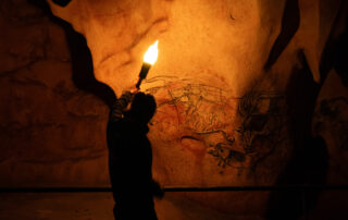 Visite Prestige à la torche – Grotte Chauvet 2 © Raphael DUPONT - Grotte Chauvet 2 Ardèche