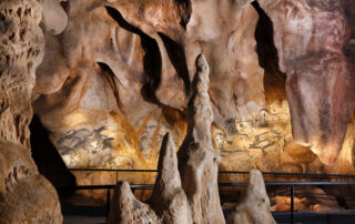 Vue d’ensemble Panneau des Chevaux – Grotte Chauvet 2 Ardèche © Patrick Aventurier - Grotte Chauvet 2 Ardèche