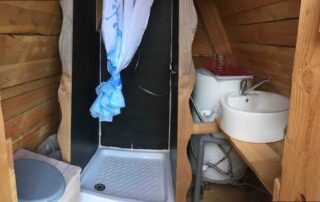 Roulotte en bois dans un écrin de nature_Borée © G.Riou