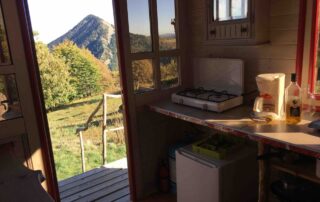 Roulotte en bois dans un écrin de nature_Borée © G.Riou