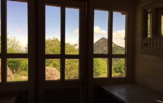 Roulotte en bois dans un écrin de nature_Borée © G.Riou