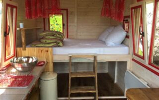 Roulotte en bois dans un écrin de nature_Borée © G.Riou