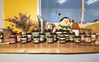 Apiculture – Les Ruchers du Moulin – Léa et Rémy Delenne_Saint-Laurent-les-Bains – Laval d&rsquo;Aurelle © Les Ruchers du Moulin