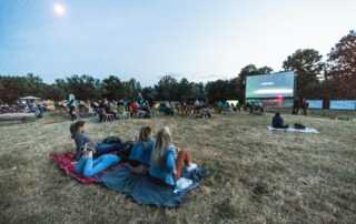 Cinéma sous les étoiles :  Natacha (presque) hôtesse de l&rsquo;air._Saint-Étienne-de-Lugdarès © Son Tung Tran