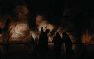 Visite guidée de la restitution de la grotte © Estelle Thauvy - Grotte Chauvet 2 - Ardèche