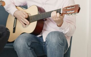Cours de guitare, ensemble et ateliers thématiques – Ecole de musique Musique en Montagne