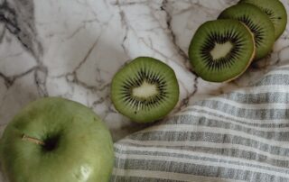 Vente de pommes et de kiwis