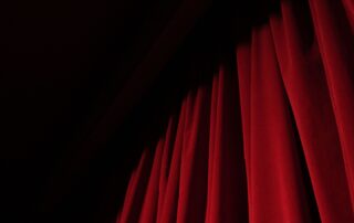 Projection d&rsquo;une captation d&rsquo;une pièce de théâtre_Saint-Étienne-de-Lugdarès © cottonbro studio