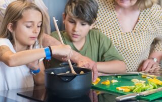Rendez-vous des familles  : ateliers cuisine en famille_Saint-Étienne-de-Lugdarès © Kampus Production