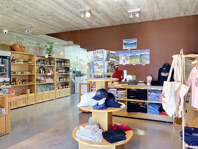 photo de l'espace boutique : producteurs et souvenir Montagne d'Ardèche®