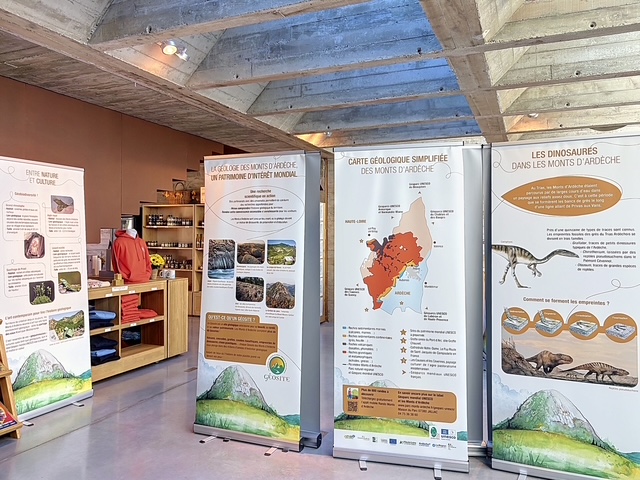 Photo d'une partie de l'exposition géologique du PNR sur la géologie de la montagne ardéchoise