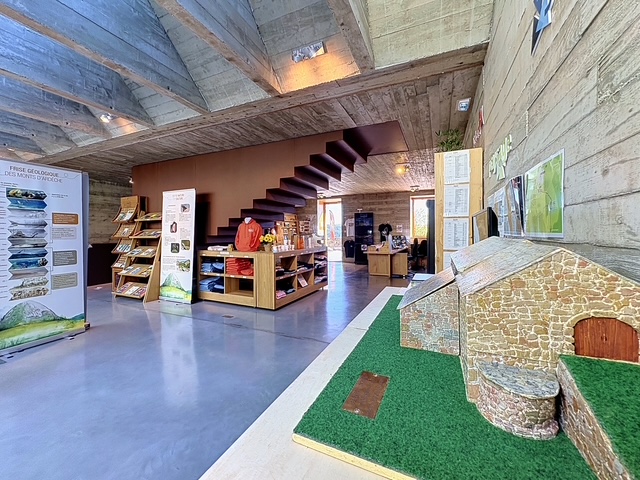 maquette ferme de Bourlatier dans l'espace exposition de la MAison de Site du Gerbier